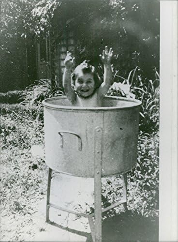 Vintage fotografija djevojčice po imenu Sheila koja se kupa u svojoj maloj kadi.