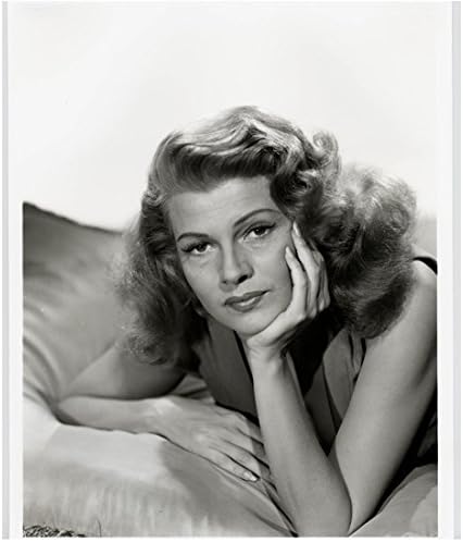 Rita Hayworth na jastucima glava naslonjena na ruku leži izbliza crno -bijela 8 x 10 fotografija